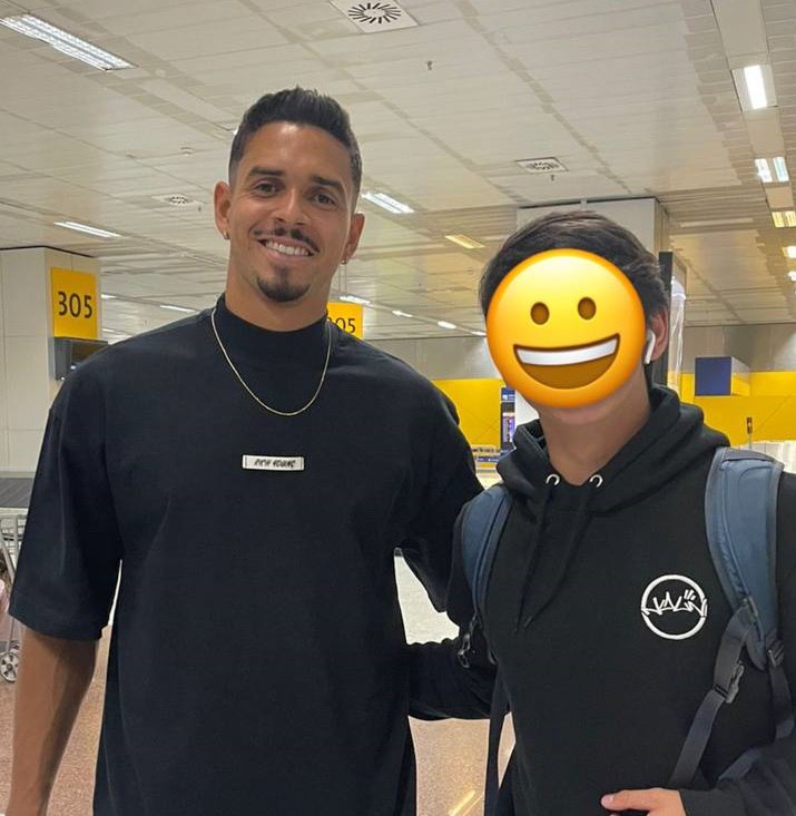 Lucas Verissimo desembarca no Aeroporto de Guarulhos, em São Paulo