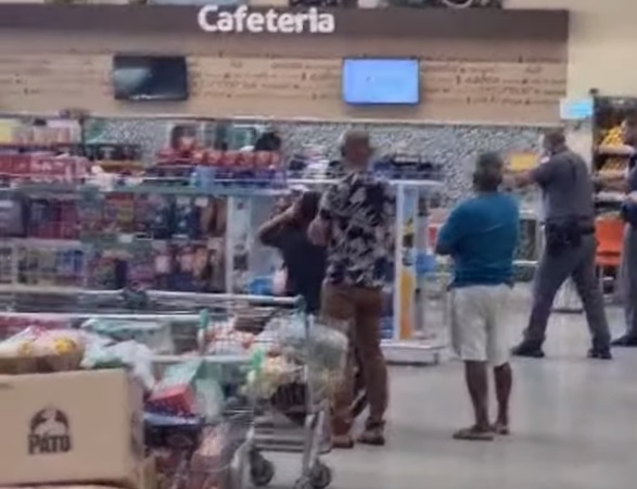 Agentes dispararam contra o homem, que ficou caído no supermercado