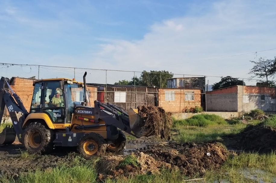 Os munícipes podem solicitar os trabalhos de roçagem/raspação, de hidrojato para desobstrução de bocas de lobo e de tapa-buracos
