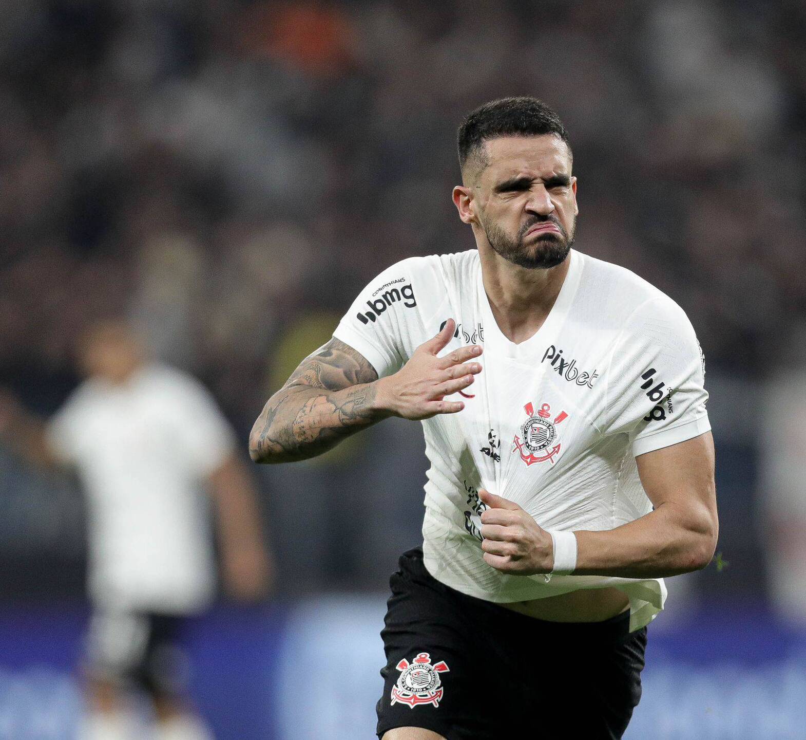 Renato Augusto brilha e Corinthians sai na frente do São Paulo