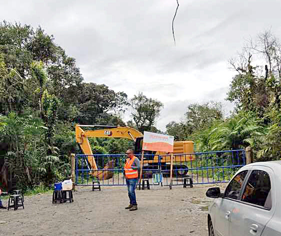 Trabalhadores estão de prontidão em uma das vias de acesso à marginal da Cônego Domênico Rangoni, na esperança de receber