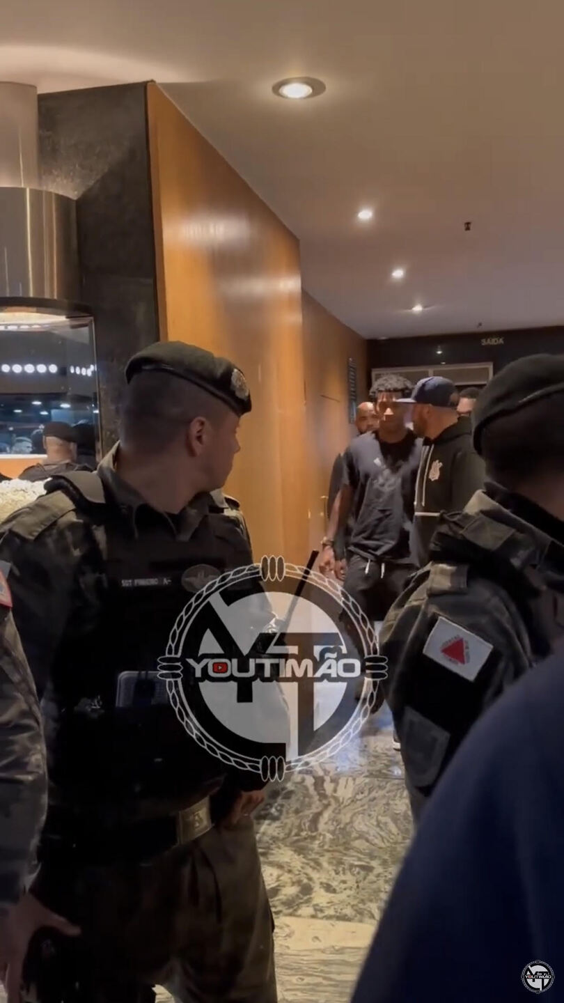 O zagueiro Gil, que não conseguiu travar o chute de Juninho no gol do América-MG, foi um dos mais criticados pela torcida no momento em que entrou no hotel