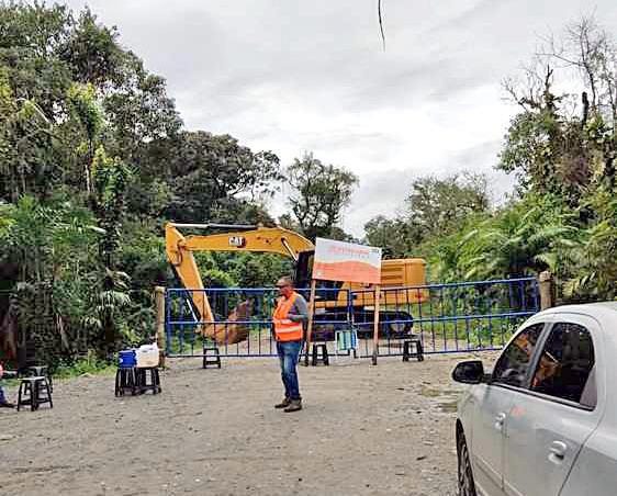 Trabalhadores estão de prontidão em uma das vias de acesso à marginal da Cônego Domênico Rangoni na esperança de receber