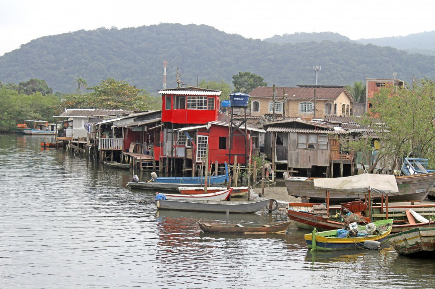 A situação irregular é antiga, com a ocupação que estaria facilitando o acesso a embarcações ao mar