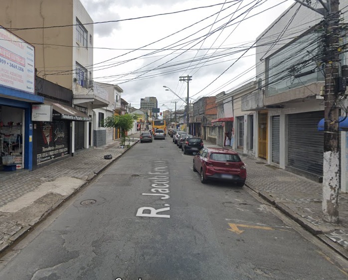 As rotas alternativas são as Rua Santa Cruz e a Rua Ipiranga.