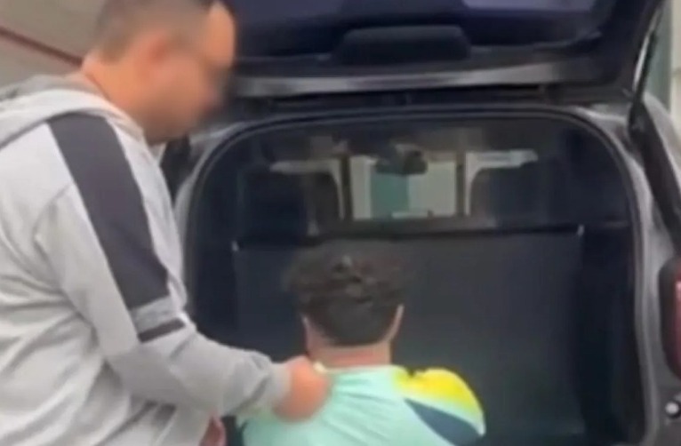 PCD, o suspeito apresentou dificudade ao entrar na viatura e ouviu provocações dos policiais