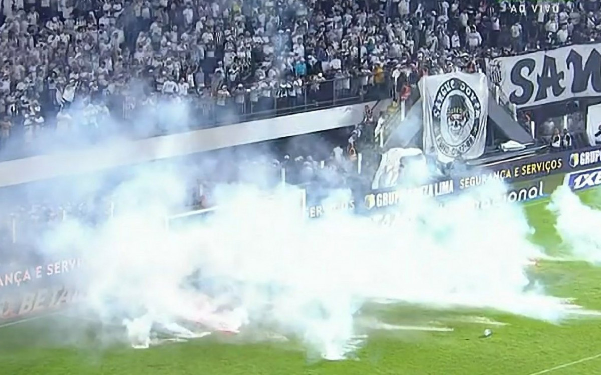 Na ocasião, o Peixe foi derrotado por 2 a 0 pelo Corinthians e a partida teve que ser encerrada antes dos 90 minutos, por conta de bombas arremessadas no gramado.