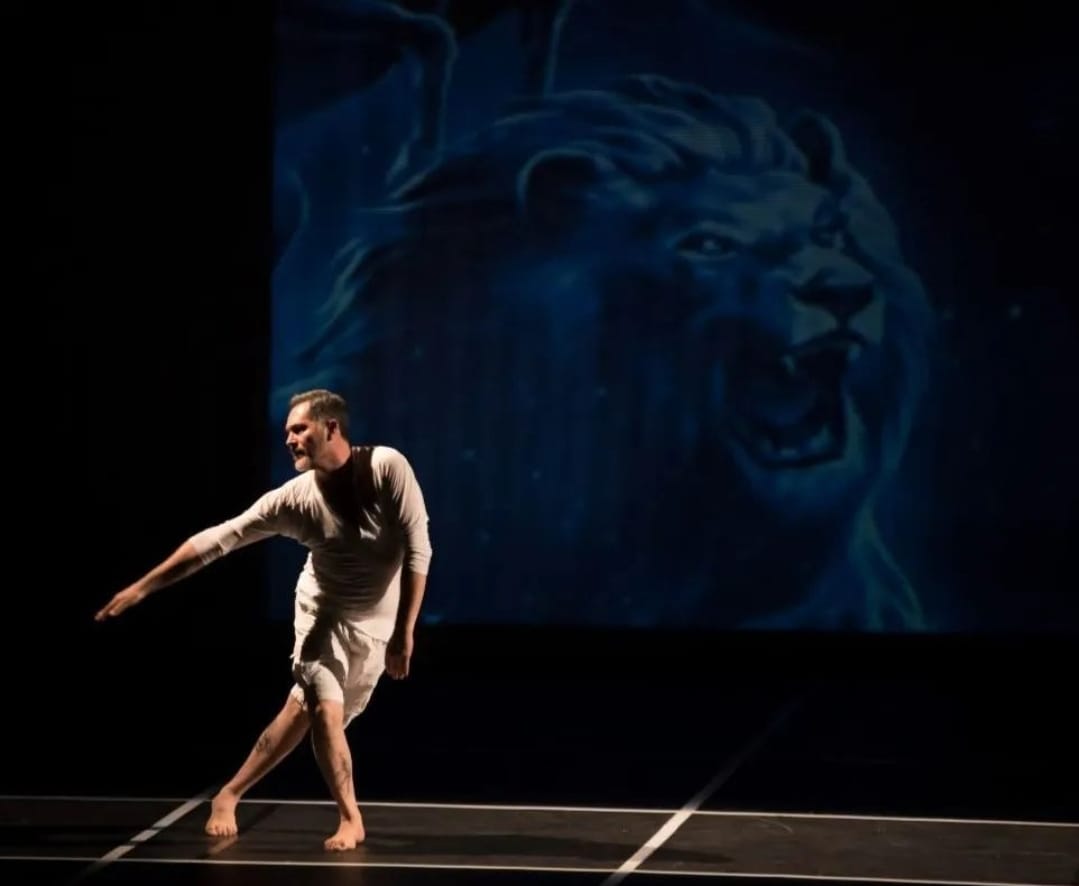 O bailarino se formou pela Escola de Ballet Toshie Kobayashi, uma ex-bailarina com um extenso currículo dedicado à modalidade