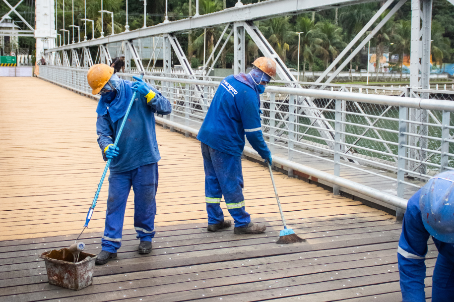 Nesta nova fase será aplicado o antiderrapante no tablado de madeira para melhor segurança de motoristas, motociclistas e ciclistas