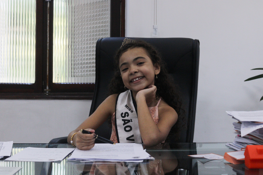 Maria Eduarda Martins, de apenas 8 anos, esbanja simpatia por onde passa