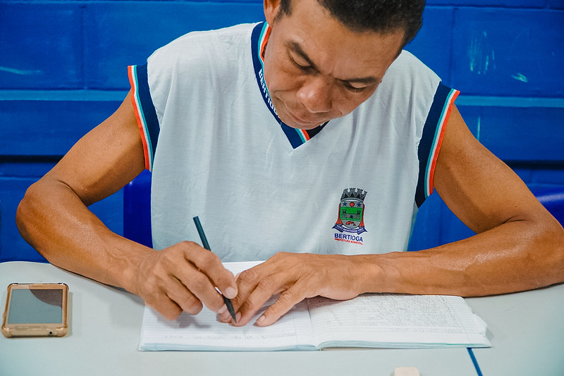 A EJA é destinada ao público acima de 15 anos, que não tiveram acesso ou continuidade de estudos nos ensinos fundamental I