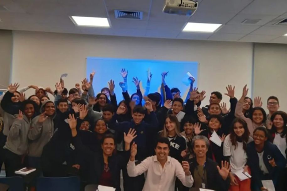 Estudantes do 9° ano da Unidade Educacional República de Portugal (bairro Japão) visitam na manhã de quarta-feira (30) o terminal logístico e portuário da empresa Marimex