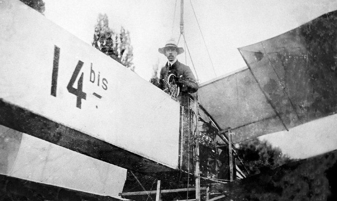 Alberto Santos Dumont montado no primeiro avião