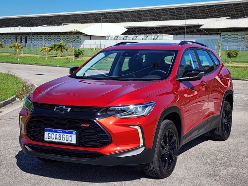 A versão RS adota o mesmo motor 1.2 flex turbo de três cilindros que estreou na configuração Premier do Tracker