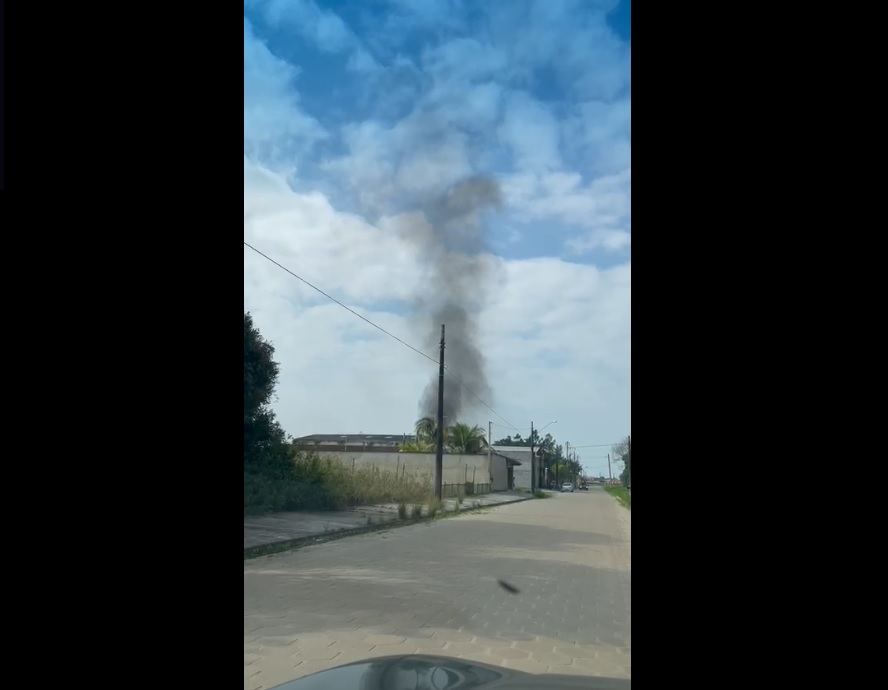 O responsável pelo estabelecimento informou aos policiais que os funcionários estavam realizando a limpeza do pátio e que o material que estava queimando era poliuretano e pneu