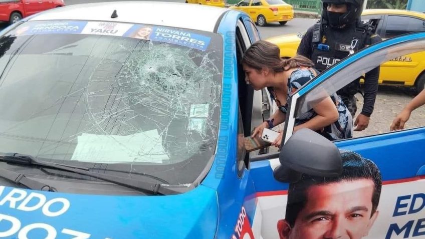 Estefany Puente dirigia um carro com adesivos de outro candidato, Eduardo Mendoza, quando o veículo foi interceptado por dois criminosos, que dispararam contra o para-brisa, do lado do motorista