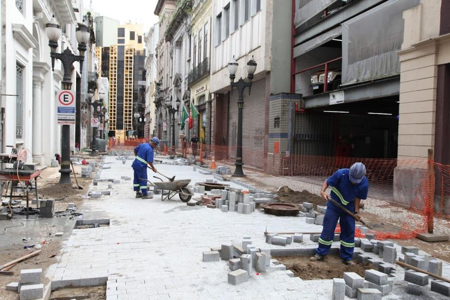 Assentamento do piso deve ser finalizado neste mês