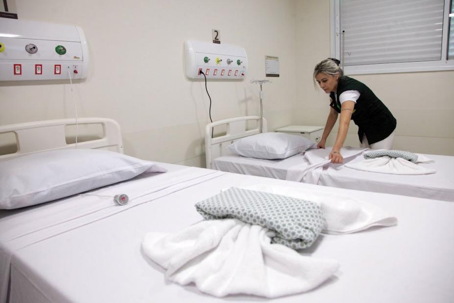 Os 14 quartos, com 2 leitos cada, estão localizados na Ala D do Hospital Santo Antônio