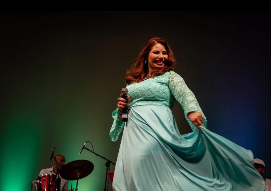 Cantora Simone Ancelmo é atração no Chorinho no Aquário