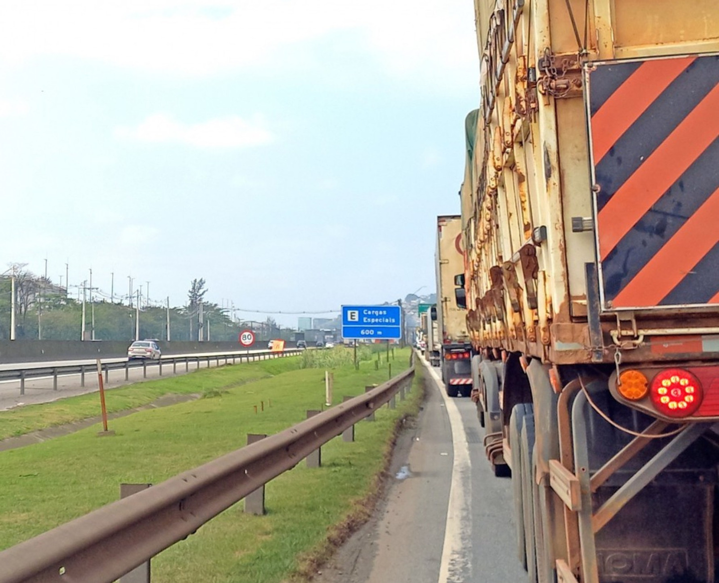 A Prefeitura de Santos lembra que o acesso dos caminhões rumo ao cais santista se dá pelo viaduto e corredor viário da Alemoa