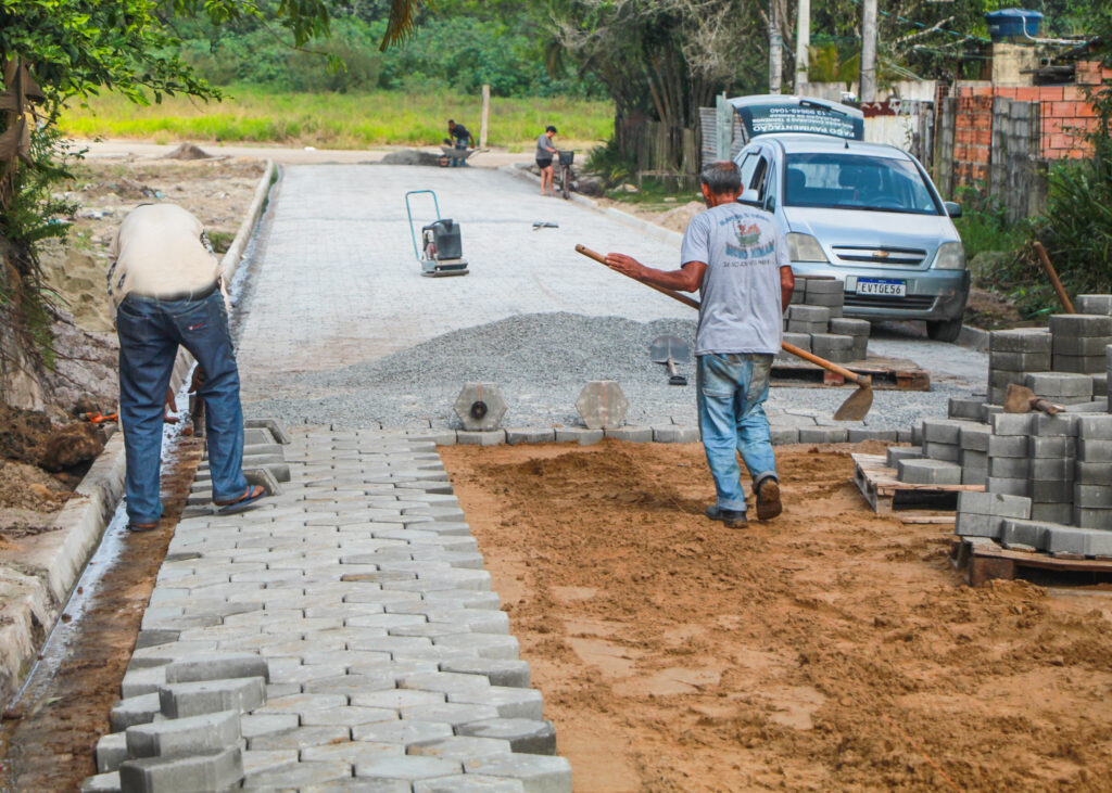 Até o final das obras já anunciadas, os trabalhos de pavimentação, drenagem, guias e sarjetas totalizarão cerca de 25 km de vias em três anos