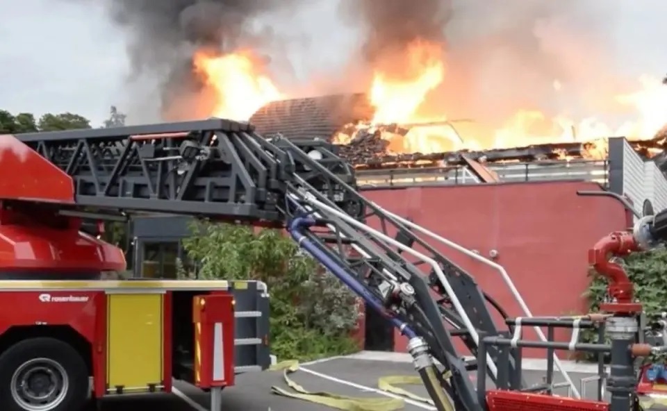 As autoridades disseram que 76 bombeiros foram mobilizados