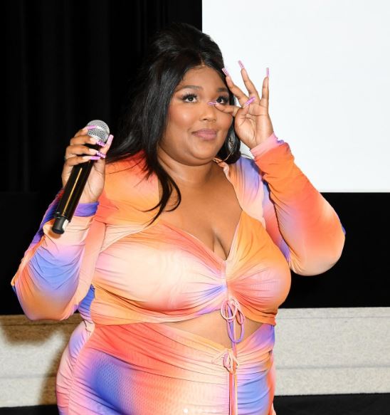 As ex-dançarinas Arianna Davis, Crystal Williams e Noelle Rodriguez de palco acusam a cantora de promover um ambiente de trabalho hostil