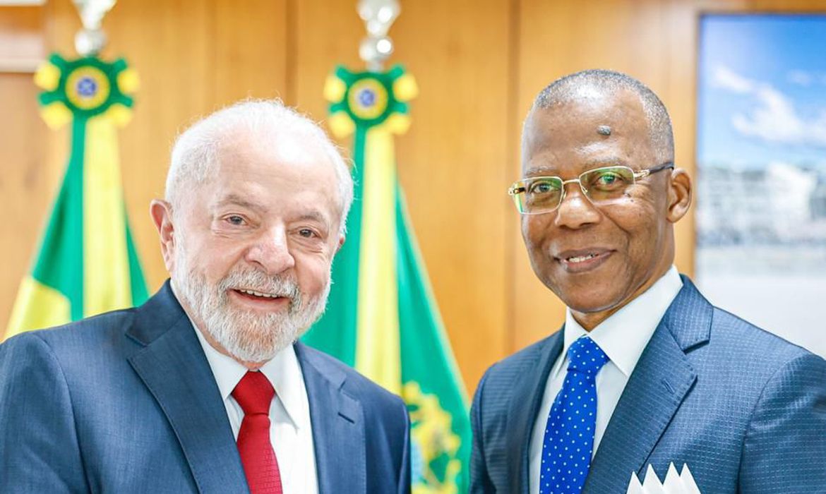 Lula e o embaixador da República de Angola, Manuel Eduardo dos Santos da Silva Bravo