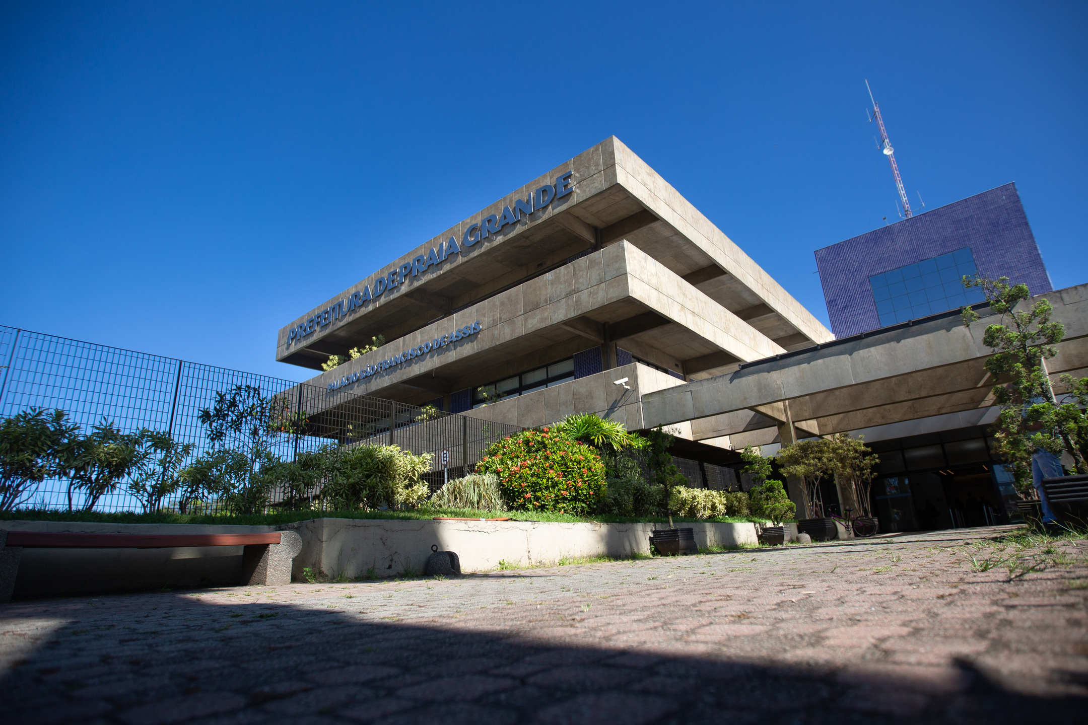 No conteúdo, a política afirma que a porcentagem do aumento salarial está seguindo as condições do atual momento econômico da cidade