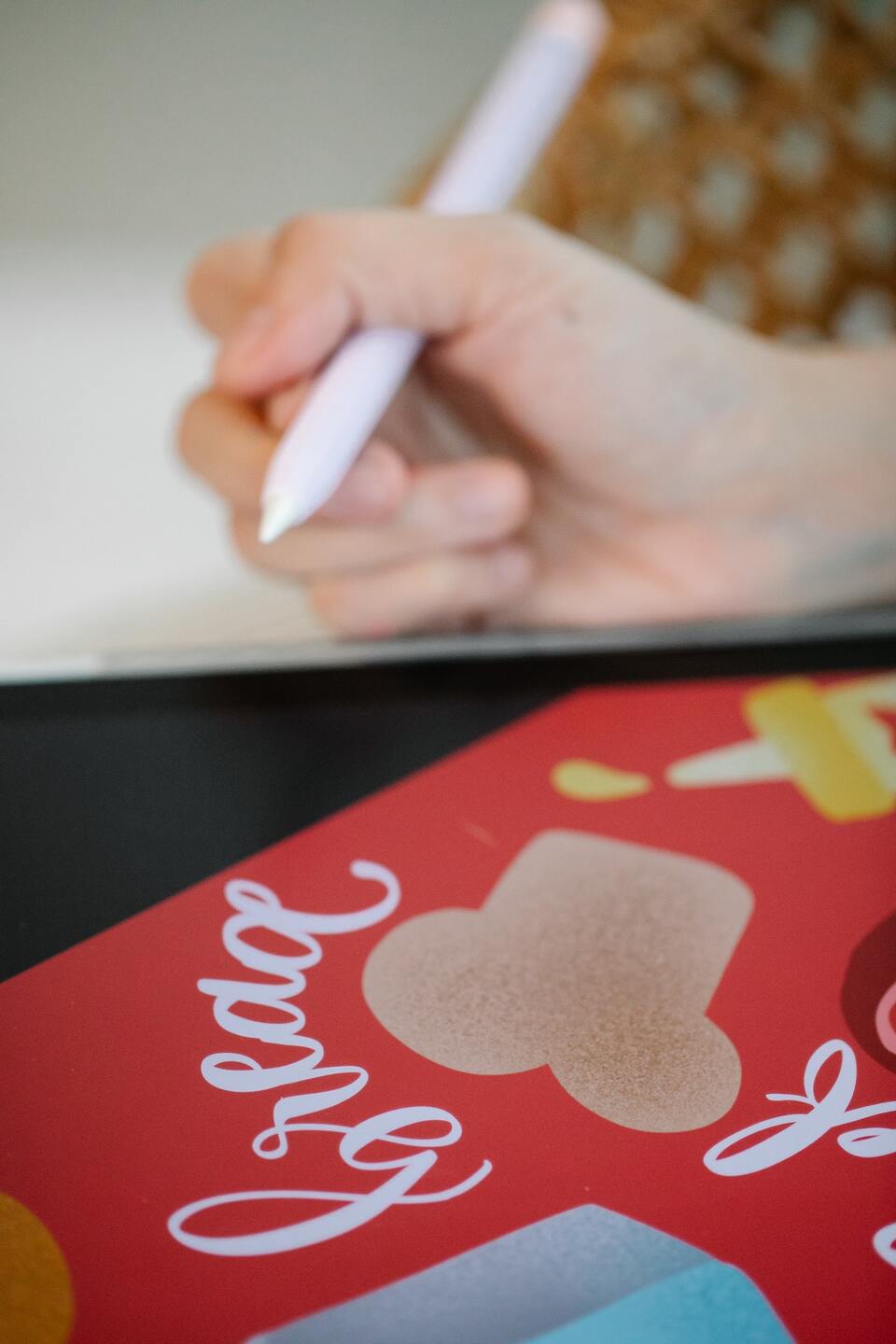 Enquanto isso, Hollywood segue em greve devido ao uso de IA para replicar os rostos de atores em produções