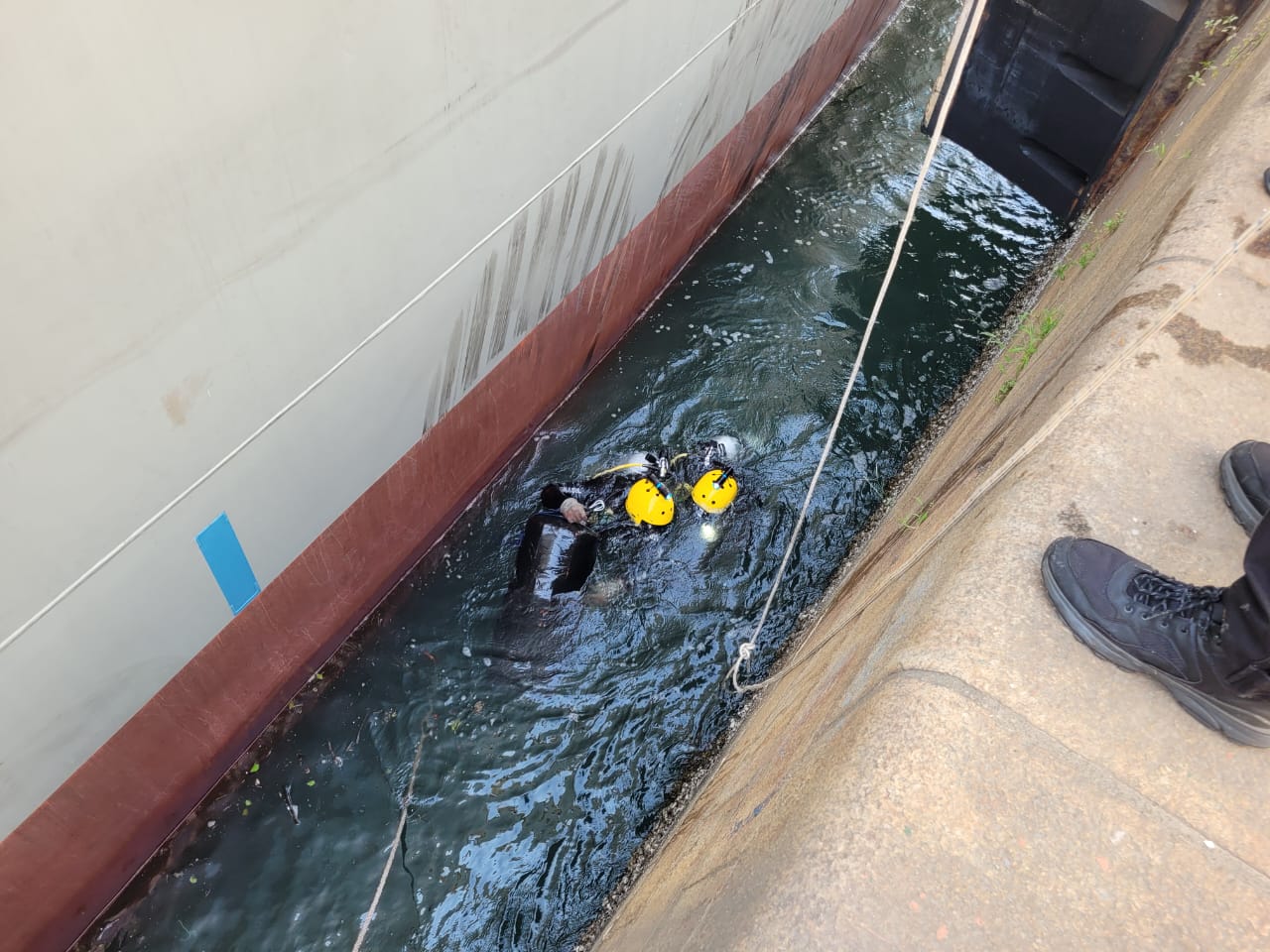 A Receita Federal atua no controle aduaneiro sobre cargas e veículos vindos do/ou destinados ao exterior com o objetivo de facilitar o comércio internacional