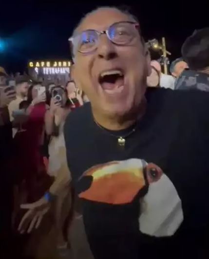 Jeri enlouqueceu, berra o narrador, em direção a uma das câmeras que o filmavam, enquanto se divertia