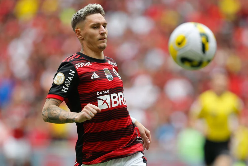Lateral uruguaio Guillermo Varela, do Flamengo