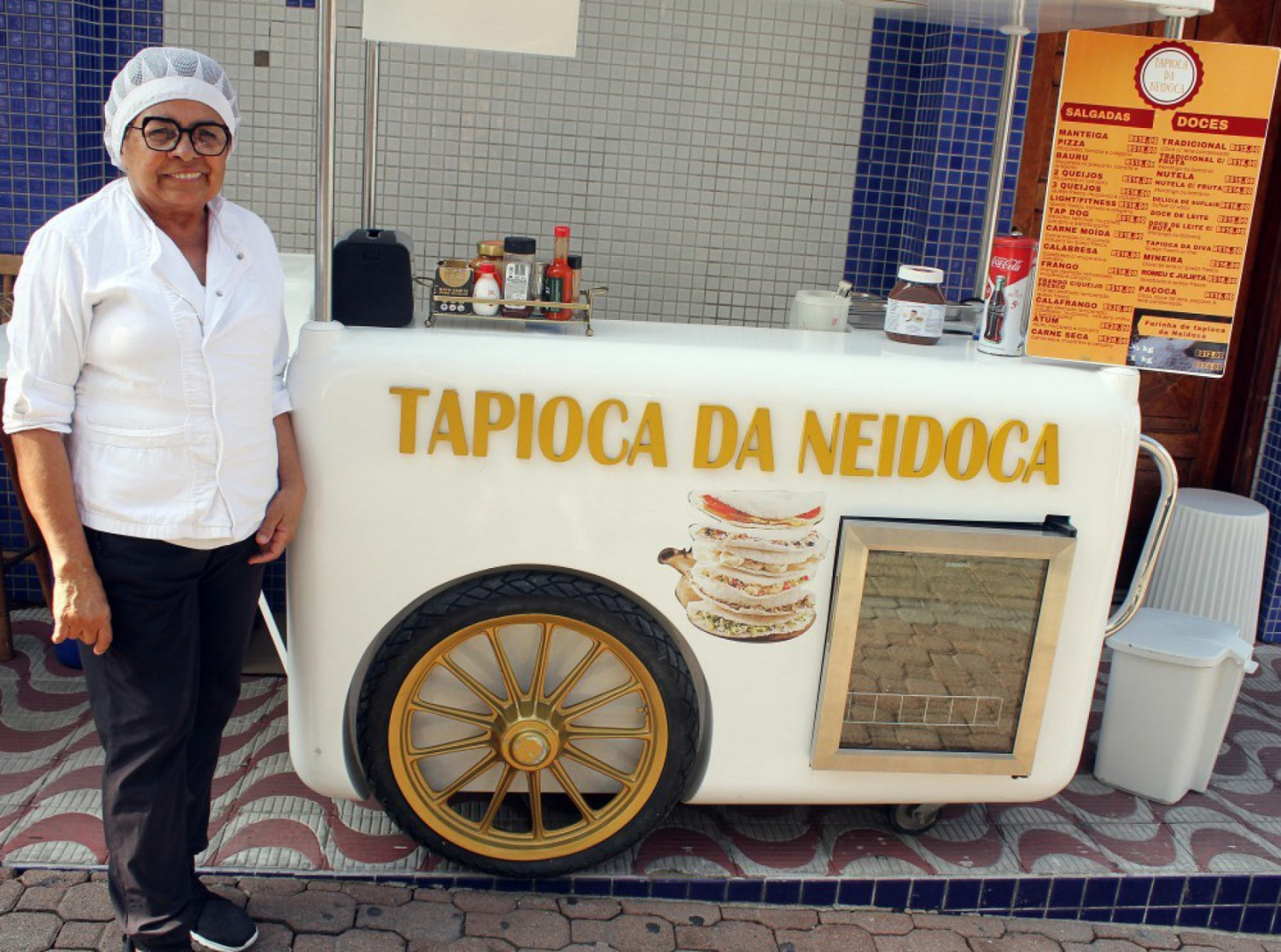 Neidoca faz tapiocas salgadas e doces, na hora, e conquista o público, no Canto do Forte, em Praia Grande