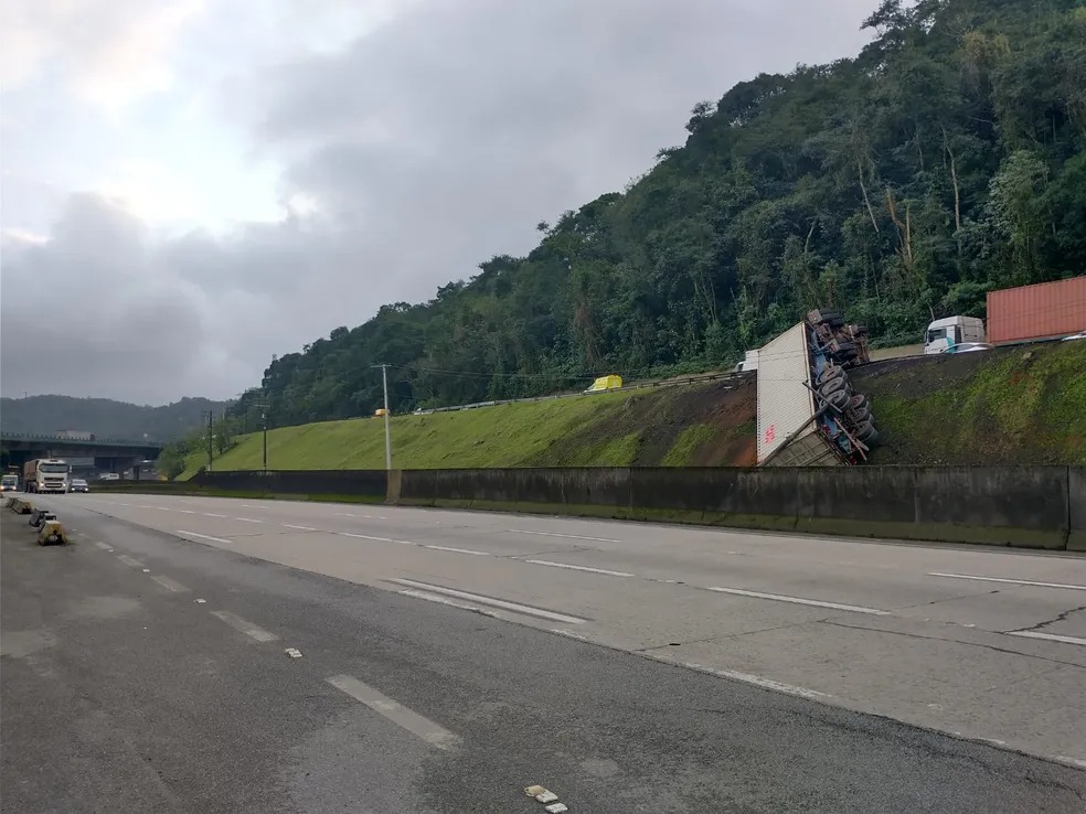 Carreta tomba após colisão