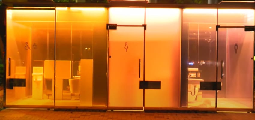 Banheiros públicos com vidros transparentes no Japão