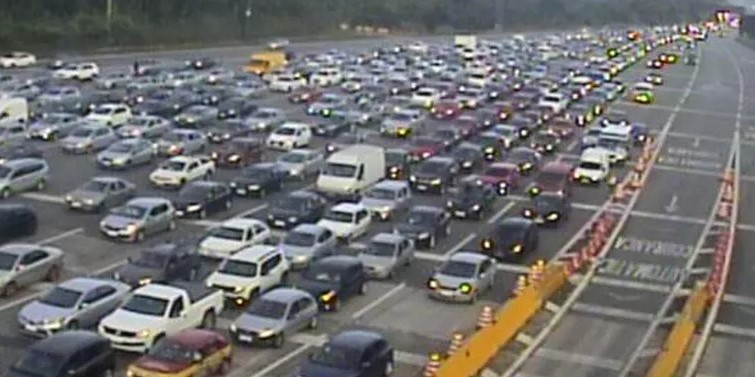 Praça do pedágio na descida pela Imigrantes