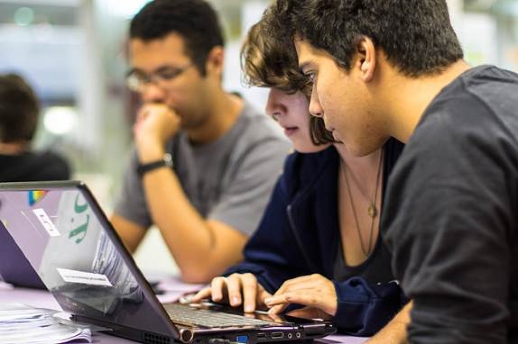 O programa é destinado a jovens de 16 a 24 anos com ensino fundamental completo que buscam inserção no mercado de trabalho