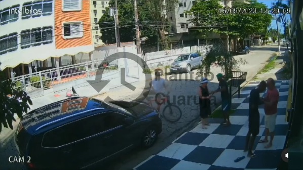 O trio ainda usa de violência para levar a aliança do idoso