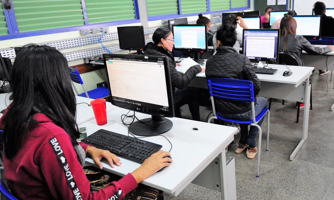 Apenas 58% das escolas de ensino fundamental e médio possuem computadores e internet para os alunos