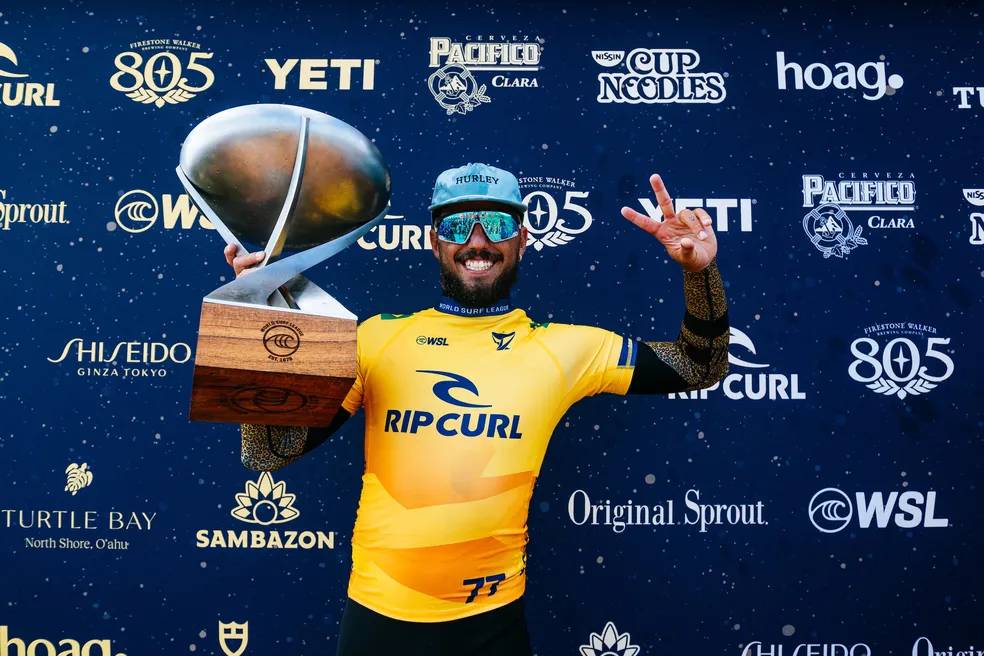 O brasileiro Filipe Toledo conquistou, neste sábado (9), o bicampeonato da Liga Mundial de Surfe