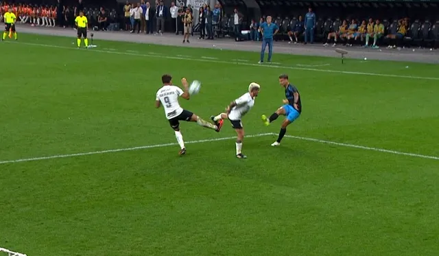 Lance em que a bola bate no braço de Yuri Alberto dentro da área de defesa