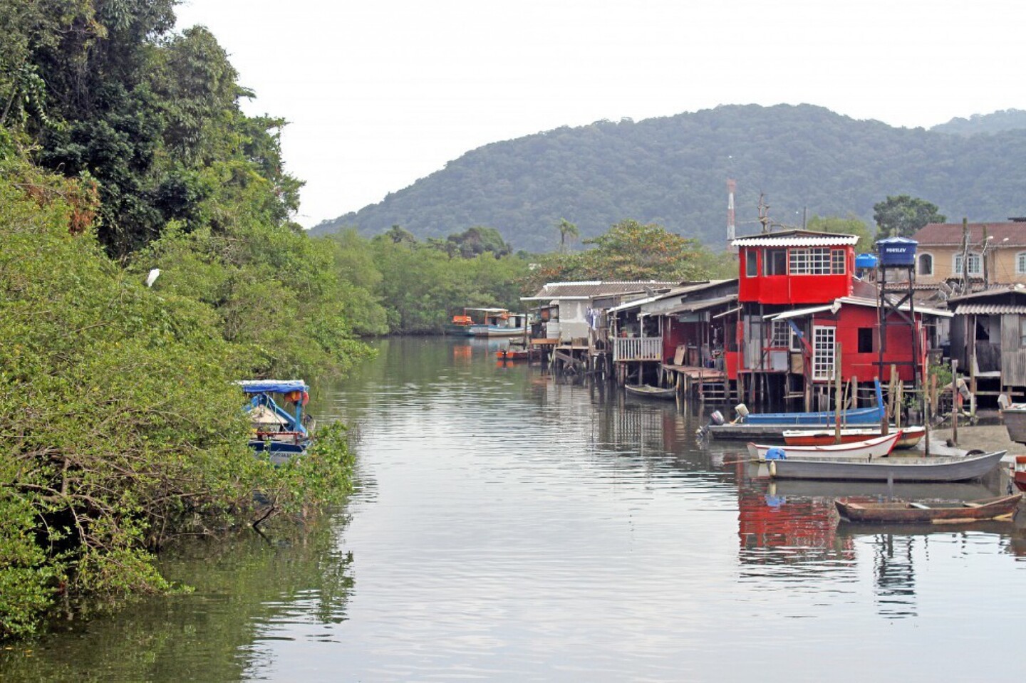 A situação irregular é antiga, com a ocupação que estaria facilitando o acesso a embarcações ao mar