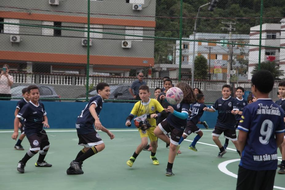 Crianças de projeto social aproveitam nova quadra no bairro São Jorge -