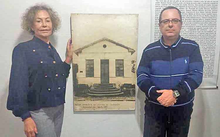 Joana e o professor Eduardo mostram a antiga foto do Gabinete de Leitura, em 1888 , no Museu Conceição, em Itanhaém