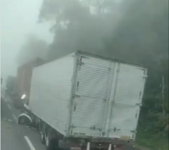 Segundo a Ecovias, o acidente aconteceu por volta de 12h20, na altura do Km 38 da rodovia