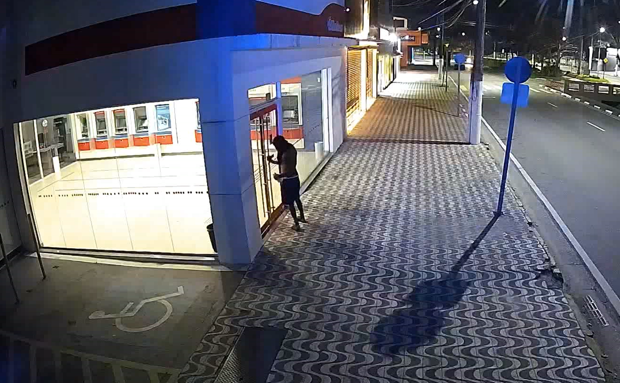 A captura aconteceu por volta do meio dia de segunda-feira, 4, pela Guarda Municipal na faixa de areia da Praia da Enseada