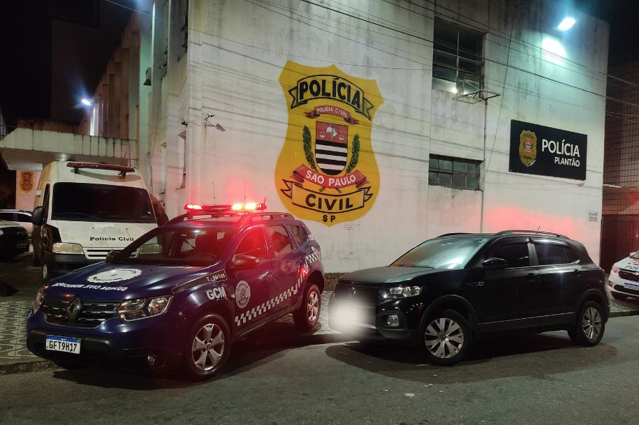 Veículo estava estacionado de forma suspeita e, após consulta do emplacamento, profissionais constataram que o automóvel havia sido alvo de crime