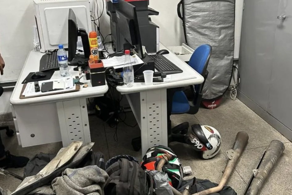 Foram encontradas na residência peças automotivas, equipamentos esportivos, e uma prancha de surfe