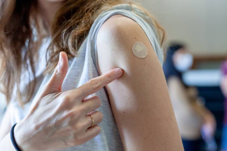 Casos mais graves podem afetar as crianças menores de 6 anos de idade, idosos, gestantes e pessoas com comorbidades, podendo levar até à morte